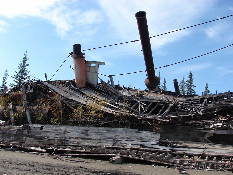 67-Epave de bateau sur le bord du Yukon